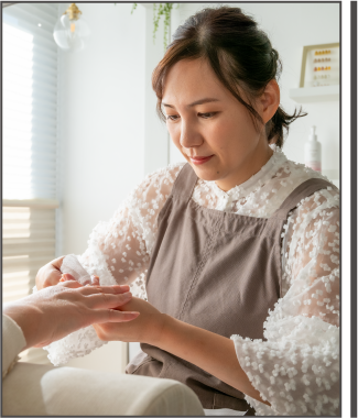 施術をしているオーナーネイリスト　竹田智美