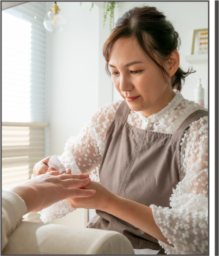 施術をしているオーナーネイリスト　竹田智美