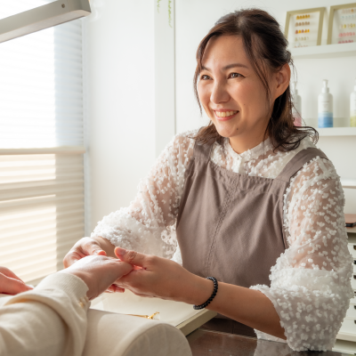 施術をしているオーナーネイリスト　竹田智美